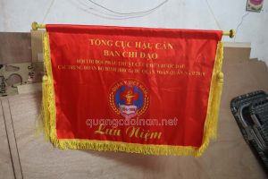Cờ thi đua là một lá cờ in hoặc thêu tay, là một sản phẩm dùng để khích lệ, động viên khen thưởng các cá nhân tập thể đạt được thành tích cao trong công tác, trong công việc và trong các hội thi hội thao. Được các đơn vị nhà nước hay các công ty tổ chức và trao giải hàng năm hoặc trong các sự kiện.