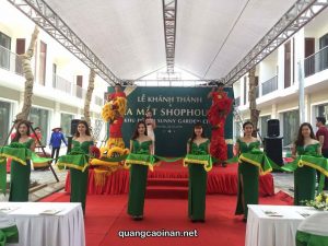 Quảng cáo in ấn Đức Cường cung cấp dịch vụ bán và cho thuê bộ dụng cụ cắt băng khai trương giá cả hợp lý, sản phẩm mới, thời gian cho thuê linh động, đảm bảo được nhu cầu thuê và mua của quý khách.



Bộ cắt băng khai trương tiêu chuẩn bao gồm: 6 món

1 Khay inox: Kích thước: 30x40cm

1 Khăn đỏ viền vàng phủ khay: Kích thước: 50x70cm

1 Dải lụa đỏ rộng 24cm

1 Bông hoa đỏ đường kính 37cm

1 Đôi găng tay trắng

1 Kéo chuôi vàng dập nổi hình rồng phượng