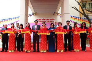 Quảng cáo in ấn Đức Cường cung cấp dịch vụ bán và cho thuê bộ dụng cụ cắt băng khai trương giá cả hợp lý, sản phẩm mới, thời gian cho thuê linh động, đảm bảo được nhu cầu thuê và mua của quý khách.



Bộ cắt băng khai trương tiêu chuẩn bao gồm: 6 món

1 Khay inox: Kích thước: 30x40cm

1 Khăn đỏ viền vàng phủ khay: Kích thước: 50x70cm

1 Dải lụa đỏ rộng 24cm

1 Bông hoa đỏ đường kính 37cm

1 Đôi găng tay trắng

1 Kéo chuôi vàng dập nổi hình rồng phượng