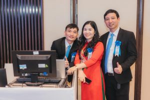 HOA CÀI ÁO ĐẠI BIỂU - HOA CÀI ÁO HỘI NGHỊ - HOA CÀI ÁO SỰ KIỆN
✅ Mã Sản Phẩm: HOA CÀI ÁO ĐẠI BIỂU - HOA CÀI ÁO HỘI NGHỊ - HOA CÀI ÁO SỰ KIỆN

✅ Tư vấn báo giá: Gọi Ngay


Quy cách kỹ thuật của Hoa cài áo đại biểu mã số 06
✔️ Chất liệu: Cánh hoa, đuôi nội dung in trên hoa được làm bằng vải lụa phi bóng, nơ làm bằng vải phi bóng

✔️ Kích thước: 8x20cm

✔️ Màu sắc: Có nhiều loại màu sắc khác nhau để bạn lựa chọn:


Hoa cài áo Đại Biểu Mã Số 06
Cửa hàng Hoa Cài áo đại biểu Đức Cường cung cấp các loại hoa cài áo đại biểu cho các dịp lễ lớn như: Lễ thành lập, Lễ kỷ niệm 10 năm, 20 năm, 30 năm, 40 năm, 50 năm....

Lễ khởi công, lễ khánh thành..vv