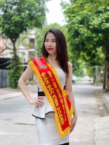 BĂNG ĐEO CHÉO HOA HẬU - BĂNG ĐEO CHÉO SỰ KIỆN ĐẸP

✅ Mã Sản Phẩm: Băng Đeo Chéo

✅ Tư vấn báo giá: Gọi Ngay



✔️ Là dải băng lụa vải mềm, có thể in một mặt hoặc hai mặt, để trơn hoặc may viền và tua rua: Dải băng được sử dụng để tôn vinh nét đẹp của thí sinh trong các cuộc thi hoa hậu, hoa khôi, cuộc thi sắc đẹp, hoặc dùng làm dải băng làm nổi bật lễ tân, pg trong các sự kiện.

✔️ Băng đeo chéo là dải lụa dùng để đeo chéo qua người dùng cho các cuộc thi Hoa Hậu, dùng cho PG đeo trong các buổi lễ như Lễ Động Thổ, Lễ Khởi Công, Lễ Khai Trương.

✔️ Trong các buổi lễ các PG với bộ áo dài đeo trên người dải lụa có in tên chương trình, là hình ảnh nổi bật nhằm tạo cho buổi lễ nổi bật, kết hợp vào đó lại mang ý nghĩa quảng cáo cho chương trình

✔️ Ngoài ra băng đeo chéo còn được dùng trong các buổi lễ vinh danh, cuộc thi hoa hậu, thi sắc đẹp. Vì vậy băng đeo chéo được thiết kế với màu sắc bắt mắt và in ấn sắc nét.

✔️ Với đội ngũ thiết kế chuyên nghiệp và công nghệ in hiện đại, cửa hàng cờ Đức Cường cam kết mang lại sản phẩm đẹp, giá thành hợp lý, tiến độ đáp ứng được nhu cầu của quý khách.

✔️ Quy cách kỹ thuật của băng đeo chéo:

Chất liệu: Vài lụa phi bóng, được may bằng tua rua, may bằng viền kim tuyến hoặc để trơn.

Kích thước: có 2 loại kích thước cơ bản

 	12x175cm
 	13x175cm

✔️ Màu sắc: Có nhiều loại màu sắc khác nhau để bạn lựa chọn:



 
