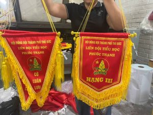 CỜ LƯU NIỆM - CỜ TRAO GIẢI - CỜ LƯU NIỆM THỂ THAO

✅ Mã Sản Phẩm: Cờ lưu niệm

✅ Tư vấn báo giá: Gọi Ngay



Quy cách kỹ thuật của cờ lưu niệm:

✔️ Chất liệu: Vài lụa phi bóng, được may bằng tua rua, có cán để treo.

✔️ Kích thước: có 2 loại kích thước cơ bản

 	30x40cm
 	40x60cm



✔️ Màu sắc: Có nhiều loại màu sắc khác nhau để bạn lựa chọn:



Cờ Lưu Niệm là sản phẩm được in bằng chất liệu vải lụa phi bóng, cán bằng gỗ và được trang trí bằng cách may viền tua rua trang trí.

Cờ lưu niệm được sử dụng để trao cho các đội có thành tích ví dụ giải nhất, giải nhì... để lưu lại những kỷ niệm và những cố gắng để đạt được thành tích.

Cờ lưu niệm thường được sử dụng là Cờ Bầu và Cờ Tam Giác 

Cờ lưu niệm được sử dụng rất nhiều ở các giải bóng đá như Seagame, giải giao hữu, hay các giải cầu lông, bóng bàn, cờ vua...

Từ giải lớn đến các giải nhỏ, giải cá nhân, hay các giải tập thể đều sử dụng cờ lưu niệm như một cách để lưu lại những kỷ niệm đẹp và ghi nhớ thành tích đạt được của các đội.