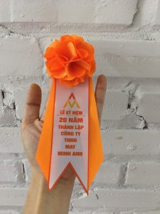 HOA CÀI ÁO ĐẠI BIỂU - HOA CÀI ÁO HỘI NGHỊ - HOA CÀI ÁO SỰ KIỆN
✅ Mã Sản Phẩm: HOA CÀI ÁO ĐẠI BIỂU - HOA CÀI ÁO HỘI NGHỊ - HOA CÀI ÁO SỰ KIỆN

✅ Tư vấn báo giá: Gọi Ngay


Quy cách kỹ thuật của Hoa cài áo đại biểu
✔️ Chất liệu: Cánh hoa, đuôi nội dung in trên hoa được làm bằng vải lụa phi bóng, logo được làm bằng nhựa.

✔️ Kích thước: 8x20cm

✔️ Màu sắc: Có nhiều loại màu sắc khác nhau để bạn lựa chọn:



Cửa hàng Hoa Cài áo đại biểu Đức Cường cung cấp các loại hoa cài áo đại biểu cho các dịp lễ lớn như: Lễ thành lập, Lễ kỷ niệm 10 năm, 20 năm, 30 năm, 40 năm, 50 năm....

Lễ khởi công, lễ khánh thành..vv