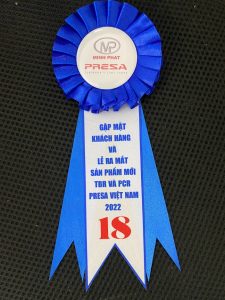 HOA CÀI ÁO ĐẠI BIỂU - HOA CÀI ÁO HỘI NGHỊ - HOA CÀI ÁO SỰ KIỆN
✅ Mã Sản Phẩm: HOA CÀI ÁO ĐẠI BIỂU - HOA CÀI ÁO HỘI NGHỊ - HOA CÀI ÁO SỰ KIỆN

✅ Tư vấn báo giá: Gọi Ngay


Quy cách kỹ thuật của Hoa cài áo đại biểu
✔️ Chất liệu: Cánh hoa, đuôi nội dung in trên hoa được làm bằng vải lụa phi bóng, logo được làm bằng nhựa.

✔️ Kích thước: 8x20cm

✔️ Màu sắc: Có nhiều loại màu sắc khác nhau để bạn lựa chọn:



Cửa hàng Hoa Cài áo đại biểu Đức Cường cung cấp các loại hoa cài áo đại biểu cho các dịp lễ lớn như: Lễ thành lập, Lễ kỷ niệm 10 năm, 20 năm, 30 năm, 40 năm, 50 năm....

Lễ khởi công, lễ khánh thành..vv