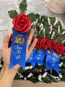 HOA CÀI ÁO ĐẠI BIỂU - HOA CÀI ÁO HỘI NGHỊ - HOA CÀI ÁO SỰ KIỆN
✅ Mã Sản Phẩm: HOA CÀI ÁO ĐẠI BIỂU - HOA CÀI ÁO HỘI NGHỊ - HOA CÀI ÁO SỰ KIỆN

✅ Tư vấn báo giá: Gọi Ngay


Quy cách kỹ thuật của Hoa cài áo đại biểu
✔️ Chất liệu: Cánh hoa, đuôi nội dung in trên hoa được làm bằng vải lụa phi bóng, logo được làm bằng nhựa.

✔️ Kích thước: 8x20cm

✔️ Màu sắc: Có nhiều loại màu sắc khác nhau để bạn lựa chọn:



Cửa hàng Hoa Cài áo đại biểu Đức Cường cung cấp các loại hoa cài áo đại biểu cho các dịp lễ lớn như: Lễ thành lập, Lễ kỷ niệm 10 năm, 20 năm, 30 năm, 40 năm, 50 năm....

Lễ khởi công, lễ khánh thành..vv