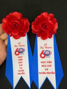 HOA CÀI ÁO ĐẠI BIỂU - HOA CÀI ÁO HỘI NGHỊ - HOA CÀI ÁO SỰ KIỆN
✅ Mã Sản Phẩm: HOA CÀI ÁO ĐẠI BIỂU - HOA CÀI ÁO HỘI NGHỊ - HOA CÀI ÁO SỰ KIỆN

✅ Tư vấn báo giá: Gọi Ngay


Quy cách kỹ thuật của Hoa cài áo đại biểu
✔️ Chất liệu: Cánh hoa, đuôi nội dung in trên hoa được làm bằng vải lụa phi bóng, logo được làm bằng nhựa.

✔️ Kích thước: 8x20cm

✔️ Màu sắc: Có nhiều loại màu sắc khác nhau để bạn lựa chọn:



Cửa hàng Hoa Cài áo đại biểu Đức Cường cung cấp các loại hoa cài áo đại biểu cho các dịp lễ lớn như: Lễ thành lập, Lễ kỷ niệm 10 năm, 20 năm, 30 năm, 40 năm, 50 năm....

Lễ khởi công, lễ khánh thành..vv