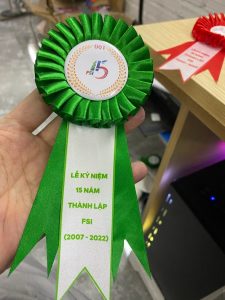 HOA CÀI ÁO ĐẠI BIỂU - HOA CÀI ÁO HỘI NGHỊ - HOA CÀI ÁO SỰ KIỆN
✅ Mã Sản Phẩm: HOA CÀI ÁO ĐẠI BIỂU - HOA CÀI ÁO HỘI NGHỊ - HOA CÀI ÁO SỰ KIỆN

✅ Tư vấn báo giá: Gọi Ngay


Quy cách kỹ thuật của Hoa cài áo đại biểu
✔️ Chất liệu: Cánh hoa, đuôi nội dung in trên hoa được làm bằng vải lụa phi bóng, logo được làm bằng nhựa.

✔️ Kích thước: 8x20cm

✔️ Màu sắc: Có nhiều loại màu sắc khác nhau để bạn lựa chọn:



Cửa hàng Hoa Cài áo đại biểu Đức Cường cung cấp các loại hoa cài áo đại biểu cho các dịp lễ lớn như: Lễ thành lập, Lễ kỷ niệm 10 năm, 20 năm, 30 năm, 40 năm, 50 năm....

Lễ khởi công, lễ khánh thành..vv