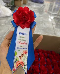 HOA CÀI ÁO ĐẠI BIỂU - HOA CÀI ÁO HỘI NGHỊ - HOA CÀI ÁO SỰ KIỆN
✅ Mã Sản Phẩm: HOA CÀI ÁO ĐẠI BIỂU - HOA CÀI ÁO HỘI NGHỊ - HOA CÀI ÁO SỰ KIỆN

✅ Tư vấn báo giá: Gọi Ngay


Quy cách kỹ thuật của Hoa cài áo đại biểu
✔️ Chất liệu: Cánh hoa, đuôi nội dung in trên hoa được làm bằng vải lụa phi bóng, logo được làm bằng nhựa.

✔️ Kích thước: 8x20cm

✔️ Màu sắc: Có nhiều loại màu sắc khác nhau để bạn lựa chọn:



Cửa hàng Hoa Cài áo đại biểu Đức Cường cung cấp các loại hoa cài áo đại biểu cho các dịp lễ lớn như: Lễ thành lập, Lễ kỷ niệm 10 năm, 20 năm, 30 năm, 40 năm, 50 năm....

Lễ khởi công, lễ khánh thành..vv