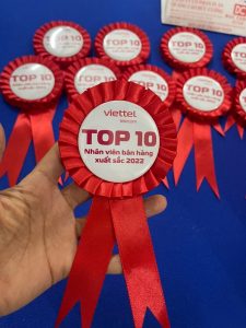 HOA CÀI ÁO ĐẠI BIỂU - HOA CÀI ÁO HỘI NGHỊ - HOA CÀI ÁO SỰ KIỆN
✅ Mã Sản Phẩm: HOA CÀI ÁO ĐẠI BIỂU - HOA CÀI ÁO HỘI NGHỊ - HOA CÀI ÁO SỰ KIỆN

✅ Tư vấn báo giá: Gọi Ngay


Quy cách kỹ thuật của Hoa cài áo đại biểu
✔️ Chất liệu: Cánh hoa, đuôi nội dung in trên hoa được làm bằng vải lụa phi bóng, logo được làm bằng nhựa.

✔️ Kích thước: 8x20cm

✔️ Màu sắc: Có nhiều loại màu sắc khác nhau để bạn lựa chọn:



Cửa hàng Hoa Cài áo đại biểu Đức Cường cung cấp các loại hoa cài áo đại biểu cho các dịp lễ lớn như: Lễ thành lập, Lễ kỷ niệm 10 năm, 20 năm, 30 năm, 40 năm, 50 năm....

Lễ khởi công, lễ khánh thành..vv