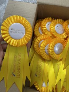 HOA CÀI ÁO ĐẠI BIỂU - HOA CÀI ÁO HỘI NGHỊ - HOA CÀI ÁO SỰ KIỆN
✅ Mã Sản Phẩm: HOA CÀI ÁO ĐẠI BIỂU - HOA CÀI ÁO HỘI NGHỊ - HOA CÀI ÁO SỰ KIỆN

✅ Tư vấn báo giá: Gọi Ngay


Quy cách kỹ thuật của Hoa cài áo đại biểu
✔️ Chất liệu: Cánh hoa, đuôi nội dung in trên hoa được làm bằng vải lụa phi bóng, logo được làm bằng nhựa.

✔️ Kích thước: 8x20cm

✔️ Màu sắc: Có nhiều loại màu sắc khác nhau để bạn lựa chọn:



Cửa hàng Hoa Cài áo đại biểu Đức Cường cung cấp các loại hoa cài áo đại biểu cho các dịp lễ lớn như: Lễ thành lập, Lễ kỷ niệm 10 năm, 20 năm, 30 năm, 40 năm, 50 năm....

Lễ khởi công, lễ khánh thành..vv