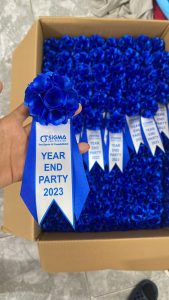 HOA CÀI ÁO ĐẠI BIỂU - HOA CÀI ÁO HỘI NGHỊ - HOA CÀI ÁO SỰ KIỆN
✅ Mã Sản Phẩm: HOA CÀI ÁO ĐẠI BIỂU - HOA CÀI ÁO HỘI NGHỊ - HOA CÀI ÁO SỰ KIỆN

✅ Tư vấn báo giá: Gọi Ngay


Quy cách kỹ thuật của Hoa cài áo đại biểu
✔️ Chất liệu: Cánh hoa, đuôi nội dung in trên hoa được làm bằng vải lụa phi bóng, logo được làm bằng nhựa.

✔️ Kích thước: 8x20cm

✔️ Màu sắc: Có nhiều loại màu sắc khác nhau để bạn lựa chọn:



Cửa hàng Hoa Cài áo đại biểu Đức Cường cung cấp các loại hoa cài áo đại biểu cho các dịp lễ lớn như: Lễ thành lập, Lễ kỷ niệm 10 năm, 20 năm, 30 năm, 40 năm, 50 năm....

Lễ khởi công, lễ khánh thành..vv