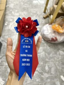 HOA CÀI ÁO ĐẠI BIỂU - HOA CÀI ÁO HỘI NGHỊ - HOA CÀI ÁO SỰ KIỆN
✅ Mã Sản Phẩm: HOA CÀI ÁO ĐẠI BIỂU - HOA CÀI ÁO HỘI NGHỊ - HOA CÀI ÁO SỰ KIỆN

✅ Tư vấn báo giá: Gọi Ngay


Quy cách kỹ thuật của Hoa cài áo đại biểu
✔️ Chất liệu: Cánh hoa, đuôi nội dung in trên hoa được làm bằng vải lụa phi bóng.

✔️ Kích thước: 7x18cm

✔️ Màu sắc: Có nhiều loại màu sắc khác nhau để bạn lựa chọn:



Cửa hàng Hoa Cài áo đại biểu Đức Cường cung cấp các loại hoa cài áo đại biểu cho các dịp lễ lớn như: Lễ thành lập, Lễ kỷ niệm 10 năm, 20 năm, 30 năm, 40 năm, 50 năm....

Lễ khởi công, lễ khánh thành..vv