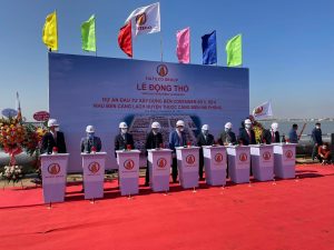 Cờ phướn sản phẩm trang trí hoàn hảo cho sự kiện của bạn
✅ Mã Sản Phẩm: CỜ CHUỐI, CỜ PHƯỚN NHIỀU MÀU, CỜ TEAMBUILDING, CỜ PHƯỚN, CỜ SỰ KIỆN

✅ Tư vấn báo giá: Gọi Ngay


Quy cách kỹ thuật của Phướn quảng cáo, Cờ sự kiện
✔️ Chất liệu: Vài lụa phi bóng in kỹ thuật số 2 mặt

✔️ Kích thước: Kích thước lá cờ 0.4x0.9m

✔️ Màu sắc: Có nhiều loại màu sắc khác nhau để bạn lựa chọn:



Cờ chuối hay còn gọi là cờ phướn là loại cờ có in nội dung hoặc để trơn không in nội dung thường được dùng để trang trí cho các sự kiện như lễ Động Thổ, Lễ khởi công các công trình, nhà máy, cầu đường...Được trang trí cổng các Đình, Chùa, Miếu, trang trí trong các lễ hội hàng năm.