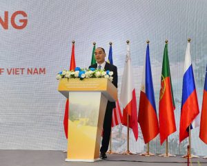 Cột cờ văn phòng - Tạo nên không gian làm việc chuyên nghiệp

✅ Mã Sản Phẩm: CỜ VĂN PHÒNG - CỜ PHÒNG HỌP - CỘT CỜ INOX

✅ Tư vấn báo giá: Gọi Ngay






Quy cách kỹ thuật của CỜ VĂN PHÒNG - CỜ PHÒNG HỌP - CỘT CỜ INOX
✔️ Chất liệu: Vài lụa phi bóng in kỹ thuật số 2 mặt

✔️ Kích thước: Kích thước lá cờ 90x145cm, kích cỡ của chân cờ 2m hoặc: 2.6m

✔️ Màu sắc: Có nhiều loại màu sắc khác nhau để bạn lựa chọn:



✔️ Cột cờ inox văn phòng dùng trong phòng họp, hội trường, phòng làm việc, tiếp khách, văn phòng hội trường tiếp khách quốc tế.

✔️ Cột cờ văn phòng thường được dùng in Quốc Kỳ các nước, in logo các đối tác, dùng trong các sự kiện đón tiếp khách Quốc tế, các sự kiện chính trị lớn của Quốc Gia, tiếp đón các đoàn khách lớn, các sự kiện lớn của Quốc Gia, làm tăng vẻ trang trọng cho phòng tiếp đón, nhận diện đoàn khách tiếp đón.

✔️ Cột cờ văn phòng không chỉ là một sản phẩm trang trí cho văn phòng của bạn, mà còn là một công cụ quảng bá thương hiệu hiệu quả. Chúng tôi có thể in logo hoặc thông điệp của bạn lên sản phẩm để quảng bá thương hiệu và thu hút sự chú ý của khách hàng.

✔️ Sản phẩm của chúng tôi được làm từ chất liệu chất lượng cao, đảm bảo độ bền và độ bền màu. Chúng tôi cam kết cung cấp cho bạn một sản phẩm chất lượng và đẹp mắt để tạo nên không gian làm việc chuyên nghiệp cho văn phòng của bạn.