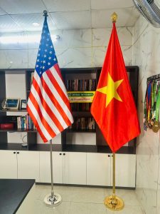 Cột cờ văn phòng - Tạo nên không gian làm việc chuyên nghiệp

✅ Mã Sản Phẩm: CỜ VĂN PHÒNG - CỜ PHÒNG HỌP - CỘT CỜ INOX

✅ Tư vấn báo giá: Gọi Ngay






Quy cách kỹ thuật của CỜ VĂN PHÒNG - CỜ PHÒNG HỌP - CỘT CỜ INOX
✔️ Chất liệu: Vài lụa phi bóng in kỹ thuật số 2 mặt

✔️ Kích thước: Kích thước lá cờ 90x145cm, kích cỡ của chân cờ 2m hoặc: 2.6m

✔️ Màu sắc: Có nhiều loại màu sắc khác nhau để bạn lựa chọn:



✔️ Cột cờ inox văn phòng dùng trong phòng họp, hội trường, phòng làm việc, tiếp khách, văn phòng hội trường tiếp khách quốc tế.

✔️ Cột cờ văn phòng thường được dùng in Quốc Kỳ các nước, in logo các đối tác, dùng trong các sự kiện đón tiếp khách Quốc tế, các sự kiện chính trị lớn của Quốc Gia, tiếp đón các đoàn khách lớn, các sự kiện lớn của Quốc Gia, làm tăng vẻ trang trọng cho phòng tiếp đón, nhận diện đoàn khách tiếp đón.

✔️ Cột cờ văn phòng không chỉ là một sản phẩm trang trí cho văn phòng của bạn, mà còn là một công cụ quảng bá thương hiệu hiệu quả. Chúng tôi có thể in logo hoặc thông điệp của bạn lên sản phẩm để quảng bá thương hiệu và thu hút sự chú ý của khách hàng.

✔️ Sản phẩm của chúng tôi được làm từ chất liệu chất lượng cao, đảm bảo độ bền và độ bền màu. Chúng tôi cam kết cung cấp cho bạn một sản phẩm chất lượng và đẹp mắt để tạo nên không gian làm việc chuyên nghiệp cho văn phòng của bạn.